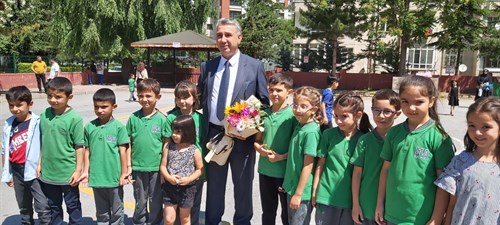İlçemiz Kaymakamı Sayın İlhan ABAY Mehmet Alçı İlkokulu'nda Düzenlenen Karne Dağıtım Etkinliğine Katıldı